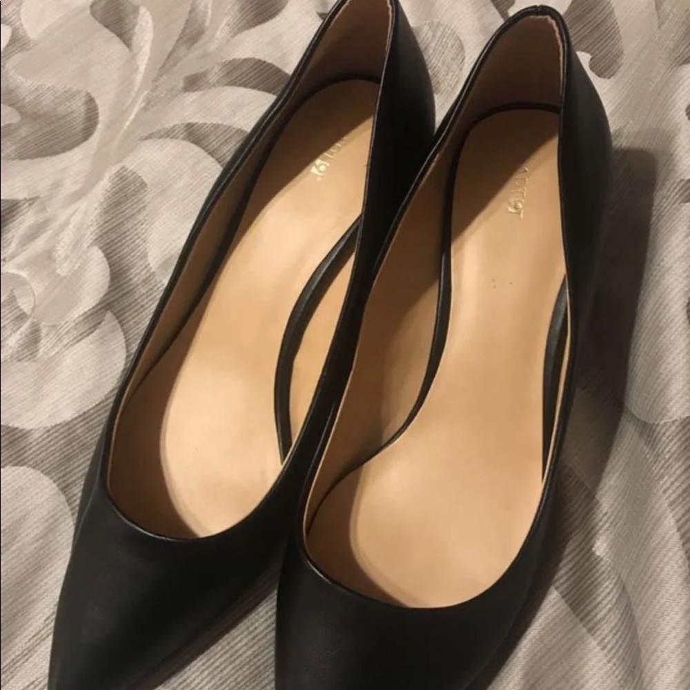 Black pumps